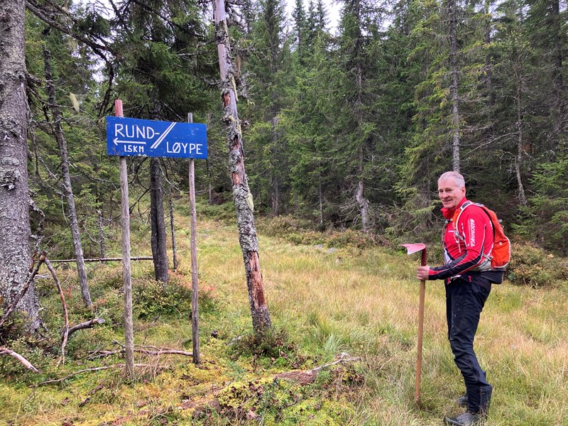 Kjell Ivar Skjemstad med høvelig redskap i krysset Rundløypa/Formoløypa. Foto: Ellen Furuseth