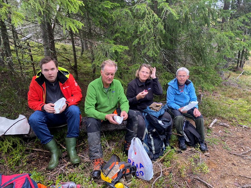 Matpakkestund: Henrik Wiese Kolstad, Thorvald Grung Moe, Margarete Wiese og Berit Fløgstad. Foto: Inger Johanne Wiese.