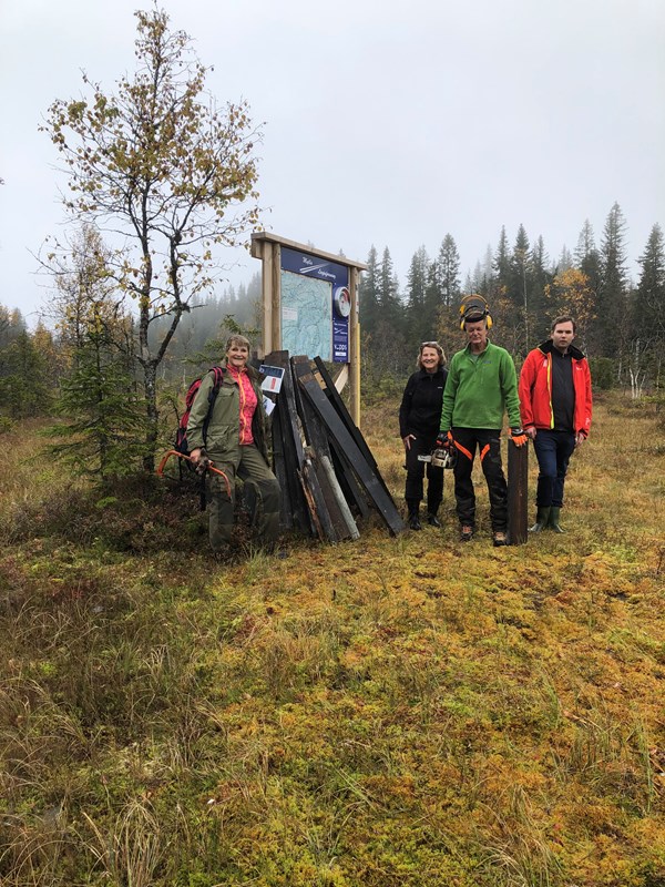 Skilttavlen demontert. Inger Johanne Wiese, Margarete Wiese, Thorvald Grung Moe og Henrik Wiese Kolstad. Foto: Berit Fløgstad.