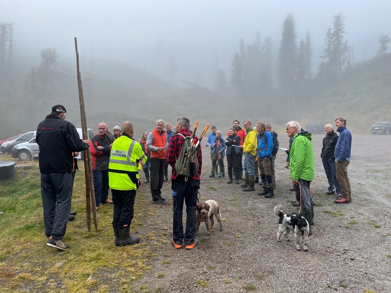 Kjernetroppen klar for dugnadsinnsats: Arild Bernstrøm, Kåre Hansen, Ellen Hansen, Stian Hauger, Ellen Furuseth, Tore Heldrup Rasmussen, Ragnar Bang Huseby, Bo Engdahl, Trond Faanes, Berit Fløgstad, Margarete Wiese, Henrik Kolstad Wiese, Thorvald Grung Moe, Arne Bergan Andersen, Inger Johanne Wiese, Thomas Knutzen, Lars Petter Fjeld, Ole Andreas Flagstad. Foto: Lene Li Dragland