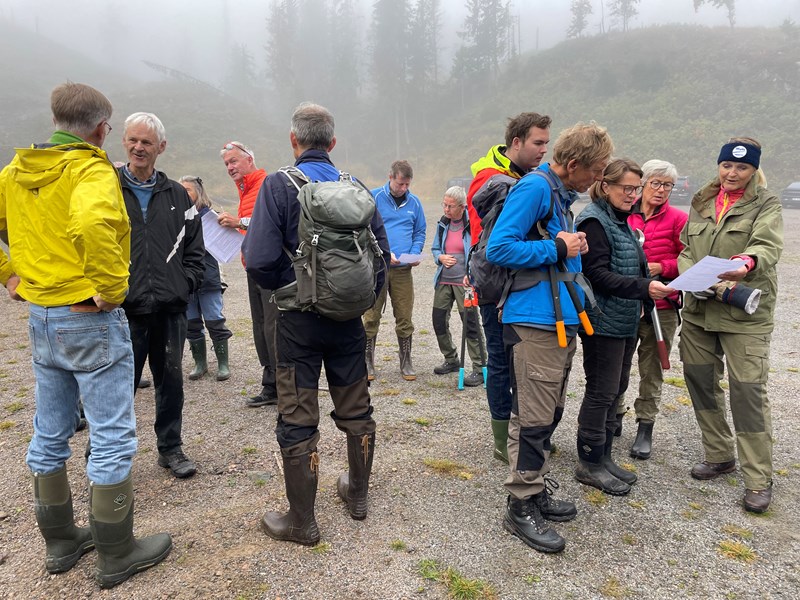 Oppmøte og arbeidsfordeling ved Myllagarasjen. Thorvald Grung Moe, Arild Lund, Ellen Furuseth. Tore Heldrup Rasmussen. Ragnar Bang Huseby, Trond Faanes, Berit Fløgstad, Henrik Wiese Kolstad, Arne Bergan Andersen. Margarete Wiese, Ingeborg Wiese og Inger Johanne Wiese. Foto: Lene Li Dragland