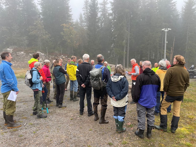 Kjernetroppen klar for dugnadsinnsats: Trond Faanes, Berit Fløgstad, Henrik Wiese Kolstad, Ingeborg Wiese, Margrete Wiese, Inger Johanne Wiese, Kjell Ivar Skjemstad, Lars Petter Fjeld, Ole Andras Flagstad, Thorvald Grung Moe, Arne Bergan Andersen, Arild Lund, Jopstein Refsnes, Ragnar Bang Huseby, Thomas Knutzen, Ellen Furuseth, Tore Heldrup Rasmussen, Bo Engdahl, Trond Urdal, Stian Hauger, Ellen Hansen, Kåre Hansen, Sverre Sjøblom. Foto: Lene Li Dragland