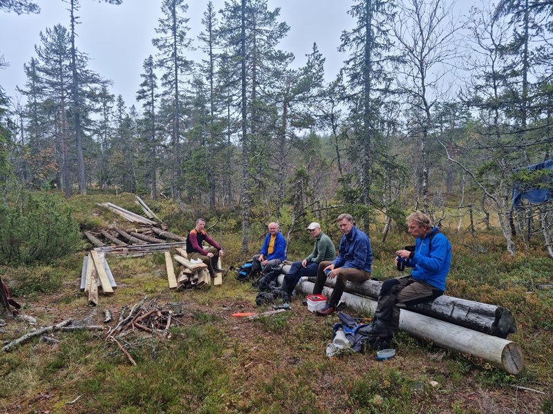 Grønntjernløypa: Først tung bæring av ny plank. Så må den gamle brua demonteres. Pause trengs. Trond Faanes, Trond Urdal, Lars Petter Fjeld, Ole Andras Flagstad og Arne Bergan Anedersen. Foto: Pål Heldrup Rasmussen