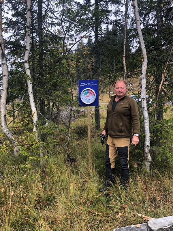 Skiltmaker Sverre Sjøblom står like stødig som termometeret. Det anbefaler Rød Swix foreløpig. Foto: Tore Heldrup Rasmussen