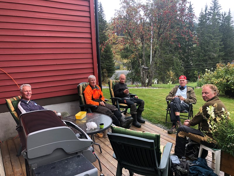 Matpause hos løypebasen: Jostein Refsnes, Olaf Godli, Stian Hauger, Arild Bernstrøm og Sverre Sjøblom. Foto: Tore Heldrup Rasmussen