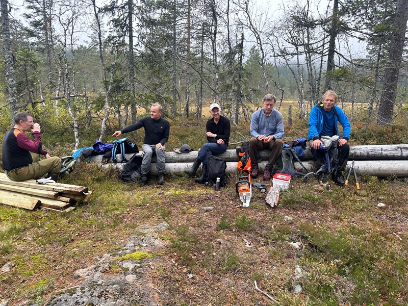 Pause etter utført bragd. Trond Faanes, Pål Heldrup Rasmussen, Lars Petter Fjeld, Ole Andreas Flagstad og Arne Bergan Andersen ved Svartbekktjern i Grønntjernløypa. Foto: Trond Urdal