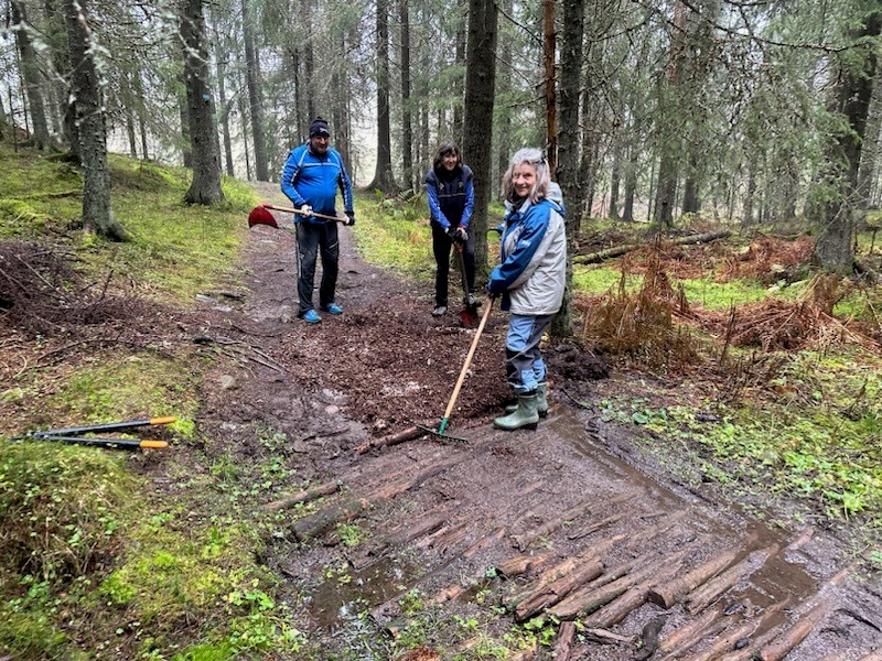 Arnfinn Strålberg, Marit Kopstad og Ellen Furuseth drar ut bark og flis i løypa ned mot Brattholt og Myllavannet. Foto: Trond Urdal