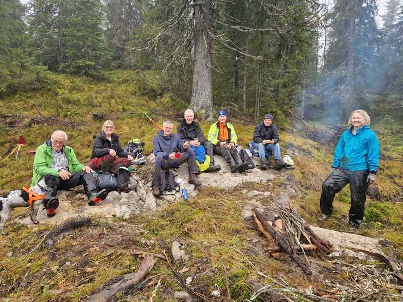 Blide rundt bålet: Pan, Thomas Knutzen, Lene Li Dragland, Nils Voje Johansen, Bent Rodem, Olaf Godli, Terje Stenberg og Nina Rodem. Foto: Jeanette Holter