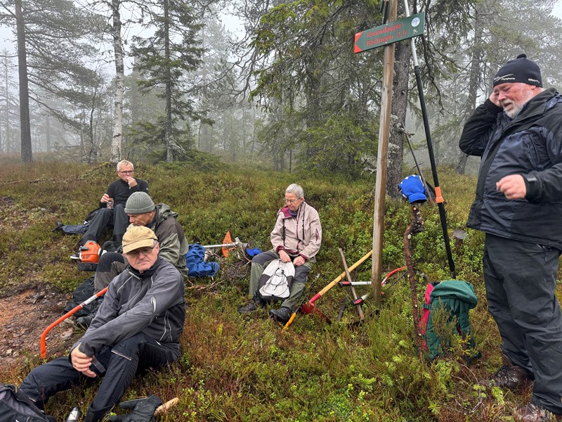 Så den viktige hyggestunden med matpakka. Jakob Skogseid, Arne Bergan Arnesen, Terje Osmundsen, Berit Fløgstad og Kim Zimmer. Foto: Kari Zimmer