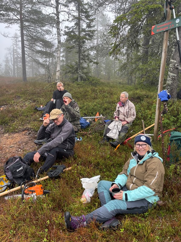 Så den viktige hyggestunden med matpakka. Jakob Skogseid, Arne Bergan Arnesen, Terje Osmundsen, Berit Fløgstad og Kari Zimmer. Foto: Kim Zimmer