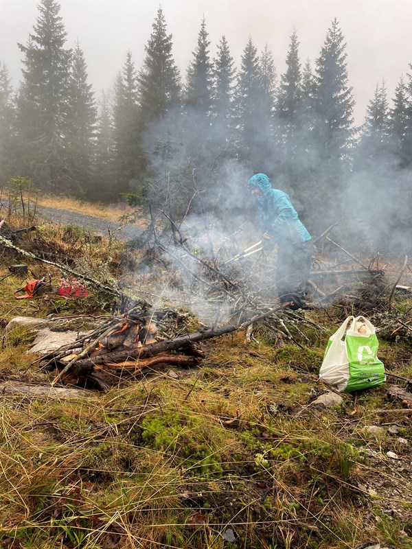 Nina Rodem jenta i røyken. Vi samlet kvist fra tørrgran og Olaf Godli hadde med tørr ved til obligatorisk leirbål. Foto: Thomas Knutzen