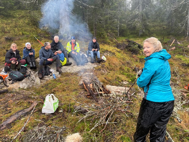 Like viktig som jobbing er hyggelige pauser ved bålet. Lene Li Dragland, Jeanette Holter, Nils Voje Johansen, Bent Rodem, Olaf Godli og Terje Stenberg. Nina Rodem er bålmester. Foto: Thomas Knutzen