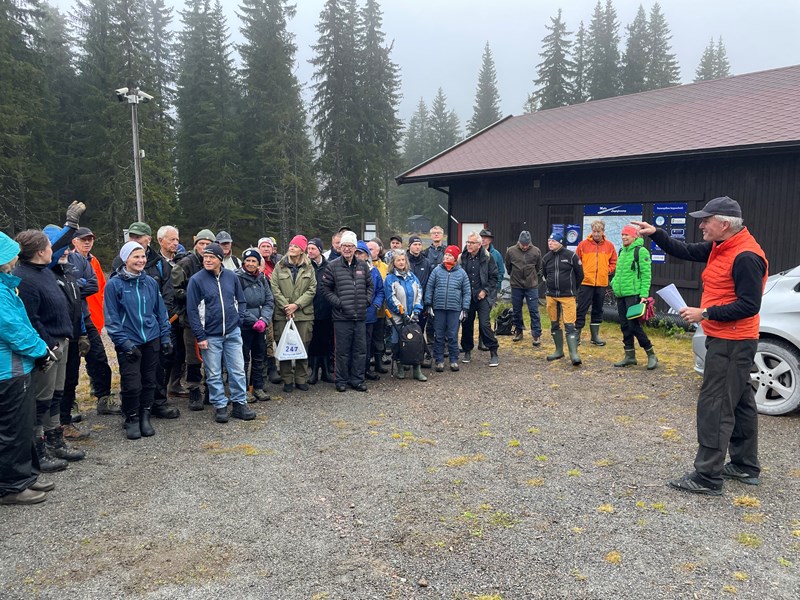 Leder Tore Heldrup Rasmussen deler ut arbeidsoppgavene til Nina Rodem, Vilde Haarstad, Kåre Hansen, Morten Juell, Jeanette Holter, Bent Rodem, Jørgen Stang Heffermehl, Terje Stenberg, Arne Bergan Andersen. Olaf Godli, Ingrid Hartmark, Berit Fløgstad, Oddmund Mellemstrand, Johnny Gangsø, Lars Gulbrandsen, Inger Johanne Wiese, Harald Martinsen, Øystein Sundelin, Hans Anonsen, Jakob Skogseid, Arnfinn Strålberg, Kathrine Anonsen, Magnus Castracane, Trond Urdal, Mathias Barra, Ellen Furuseth, Marit Kopstad, Andreas Faanes, John Sletten, Heidi Løken Larsen, Nils Voje Johansen, Tore Heldrup Rasmussen, Terje Osmundsen, Sverre Sjøblom, Pål Heldrup Rasmussen, Steinar Faanes og Nina Grønnestad Rasmussen. Foto: Lene Li Dragland.