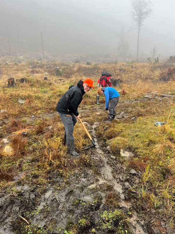 Tore Hansen, Tore Broholt og Axel fra Myllalia leder vannet vekk fra skiløypa nedenfor Snålvegen. Foto: Terje Ermesjø